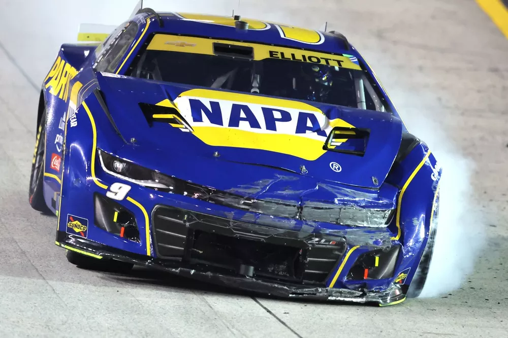 Chase Elliott with damage, Hendrick Motorsports Chevrolet