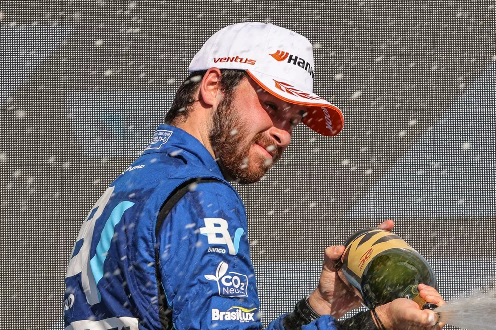 Felipe Baptista no p&oacute;dio no Velocitta
(Rodrigo Ruiz/CAR Racing KTF)