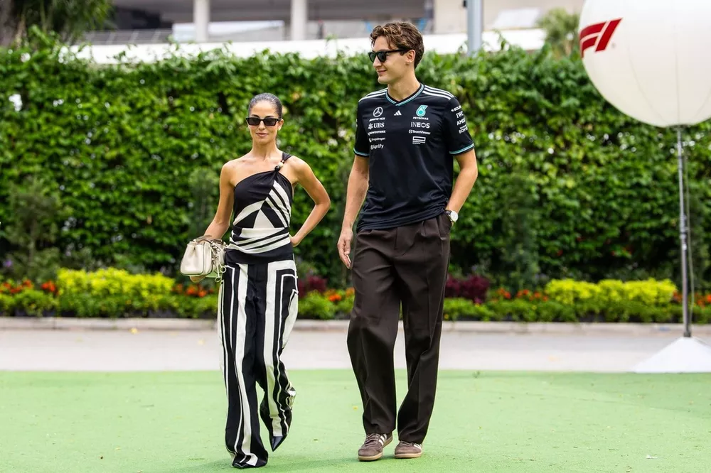 Carmen Montero Mundt com George Russell, da Mercedes