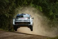 WRC Finlandia: Rovanpera sufre un pequeño pinchazo pero sigue al frente