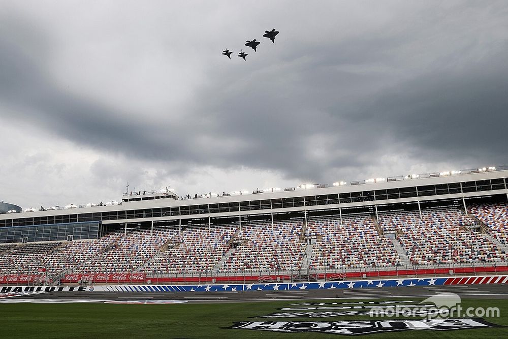 Aviones militares se exhiben antes de la carrera