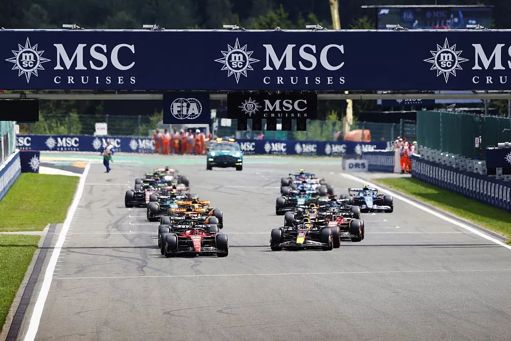 Charles Leclerc, Ferrari SF-23, Sergio P&eacute;rez, Red Bull Racing RB19, Lewis Hamilton, Mercedes F1 W14, Carlos Sainz, Ferrari SF-23, Oscar Piastri, McLaren MCL60, Max Verstappen, Red Bull Racing RB19, el resto de la parrilla en la salida.