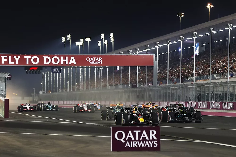 Max Verstappen, Red Bull Racing RB19, Lewis Hamilton, Mercedes F1 W14, Oscar Piastri, McLaren MCL60, Fernando Alonso, Aston Martin AMR23, the rest of the field at the start