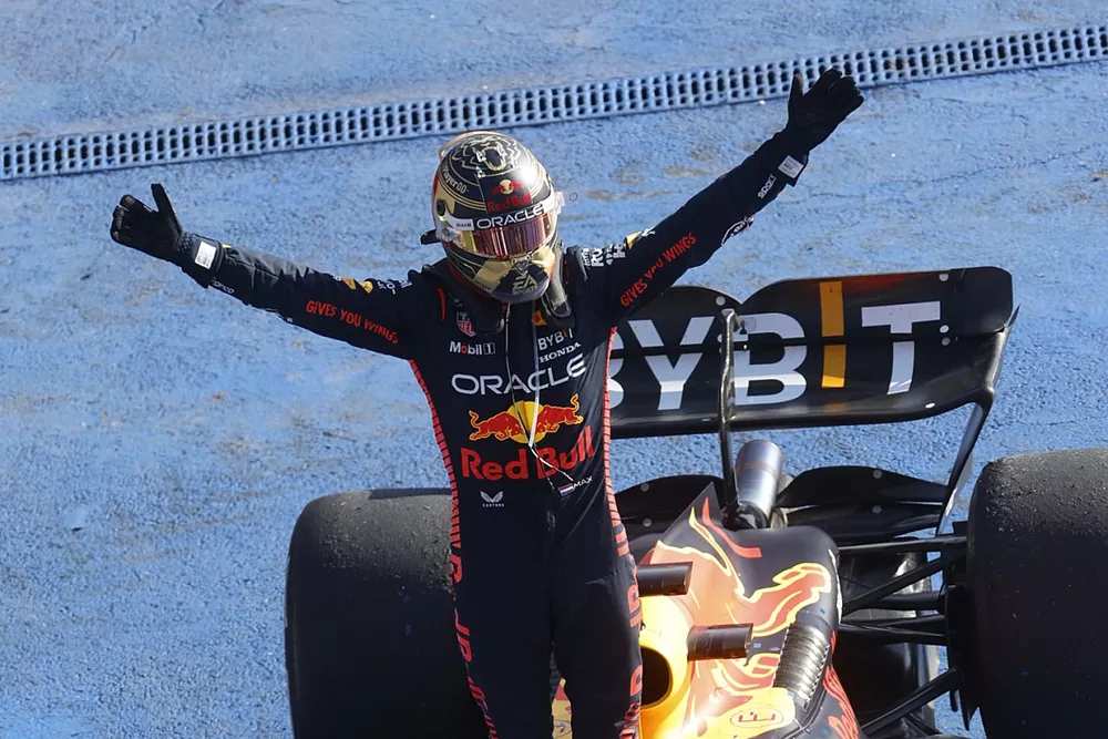 Max Verstappen, Red Bull Racing RB19, vainqueur, dans le parc ferm&eacute;
