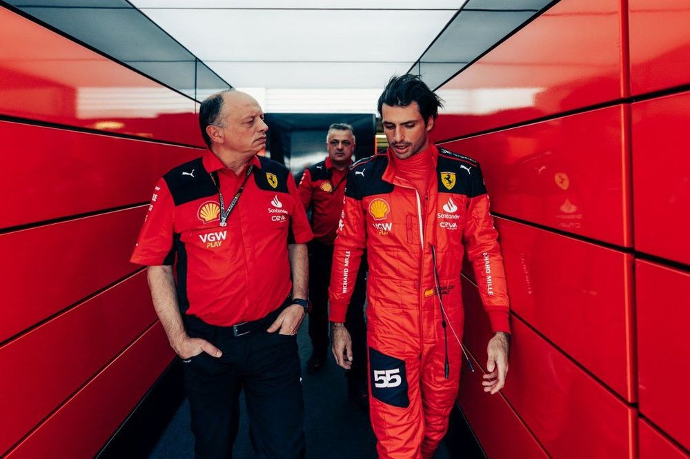 Carlos Sainz, Scuderia Ferrari, Frederic Vasseur, Team Principal and General Manager, Scuderia Ferrari 