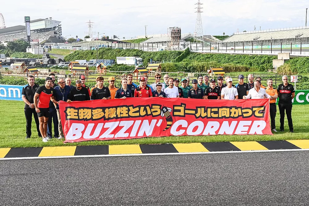 Les pilotes r&eacute;unis autour de Sebastian Vettel au Buzzin Corner