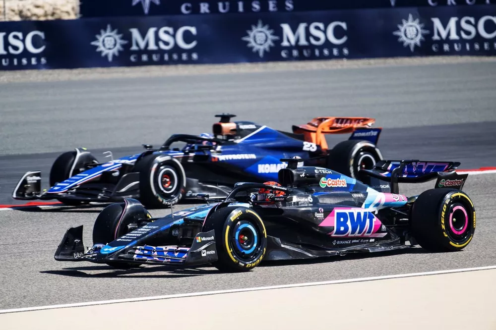 Esteban Ocon, Alpine A524 and Alex Albon, Williams FW46 