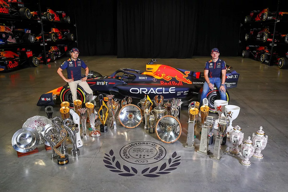 Sergio P&eacute;rez y Max Verstappen con los trofeos de 2023 en la f&aacute;brica de Red Bull en Milton Keynes