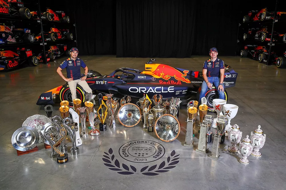Sergio Pérez ve Max Verstappen 2023 kupalarıyla Red Bull'un Milton Keynes fabrikasında
