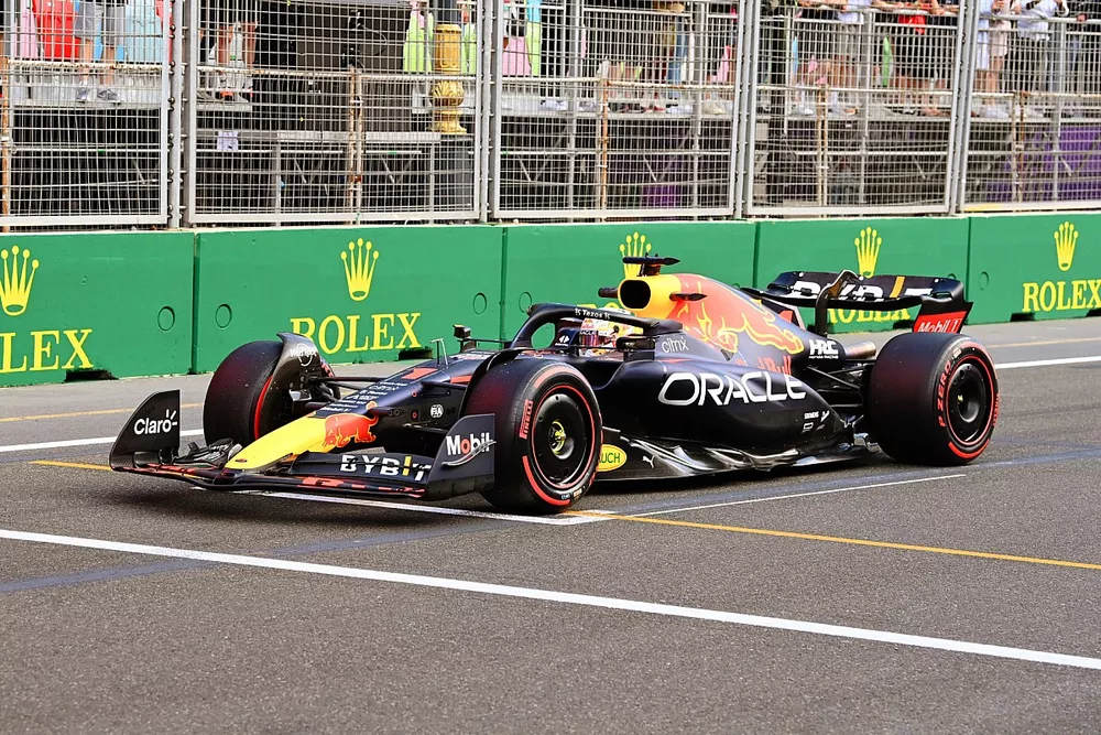 Max Verstappen, Red Bull Racing RB18, oefent zijn startprocedure aan het einde van FP2