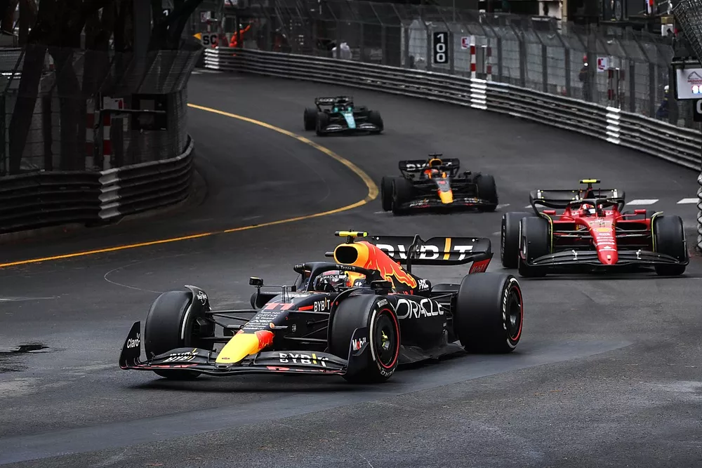 Sergio Perez, Red Bull Racing RB18, Carlos Sainz, Ferrari F1-75, Max Verstappen, Red Bull Racing RB18