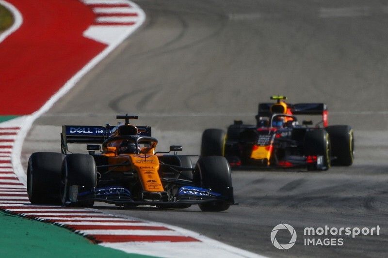 Carlos Sainz Jr., McLaren MCL34, Alex Albon, Red Bull Racing RB15