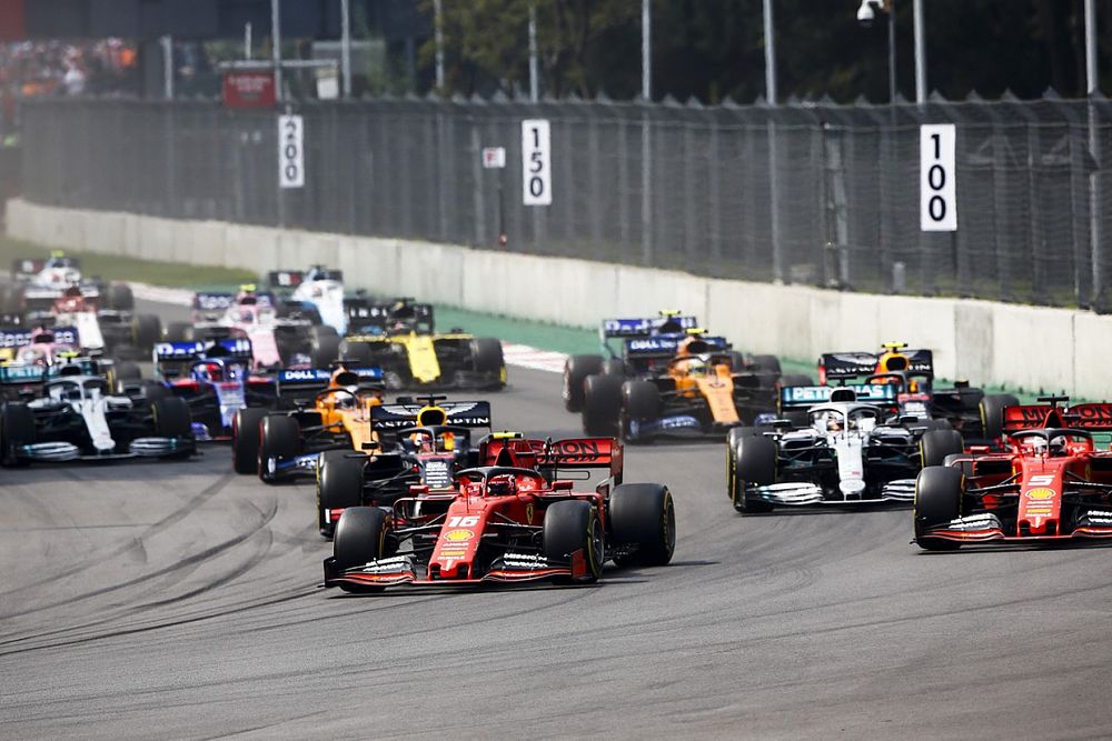 Charles Leclerc, Ferrari SF90, Sebastian Vettel, Ferrari SF90, Lewis Hamilton, Mercedes AMG F1 W10, Max Verstappen, Red Bull Racing RB15, Carlos Sainz Jr., McLaren MCL34, y el resto de la parrilla