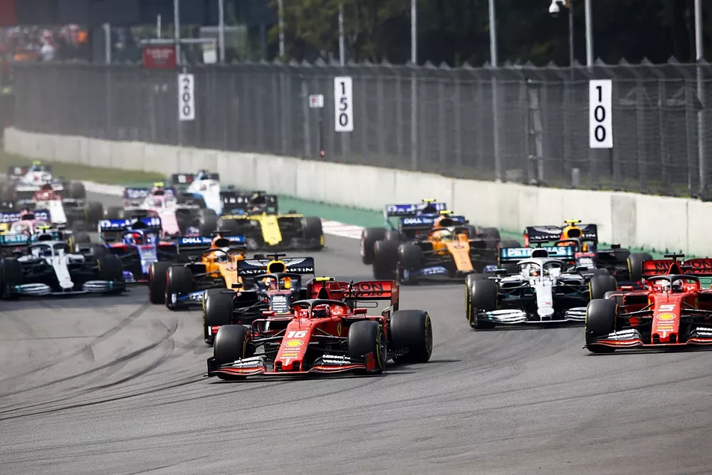 Charles Leclerc, Ferrari SF90, devant Sebastian Vettel, Ferrari SF90, Lewis Hamilton, Mercedes AMG F1 W10, Max Verstappen, Red Bull Racing RB15, Carlos Sainz Jr., McLaren MCL34, et le reste du peloton au d&eacute;part