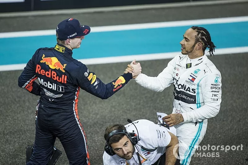 Max Verstappen, Red Bull Racing, 2e plaats, feliciteert Lewis Hamilton, Mercedes AMG F1, 1e plaats