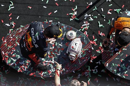 VIDEO: Norris rompe el trofeo de Verstappen en el podio de Hungría