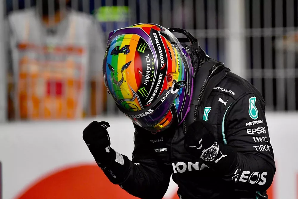 ハミルトン、F1今シーズン残り2戦でもレインボーカラーのヘルメットを
