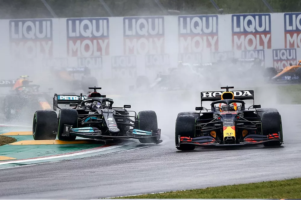 Max Verstappen, Red Bull Racing RB16B, se bat avec Lewis Hamilton, Mercedes W12, au d&eacute;part