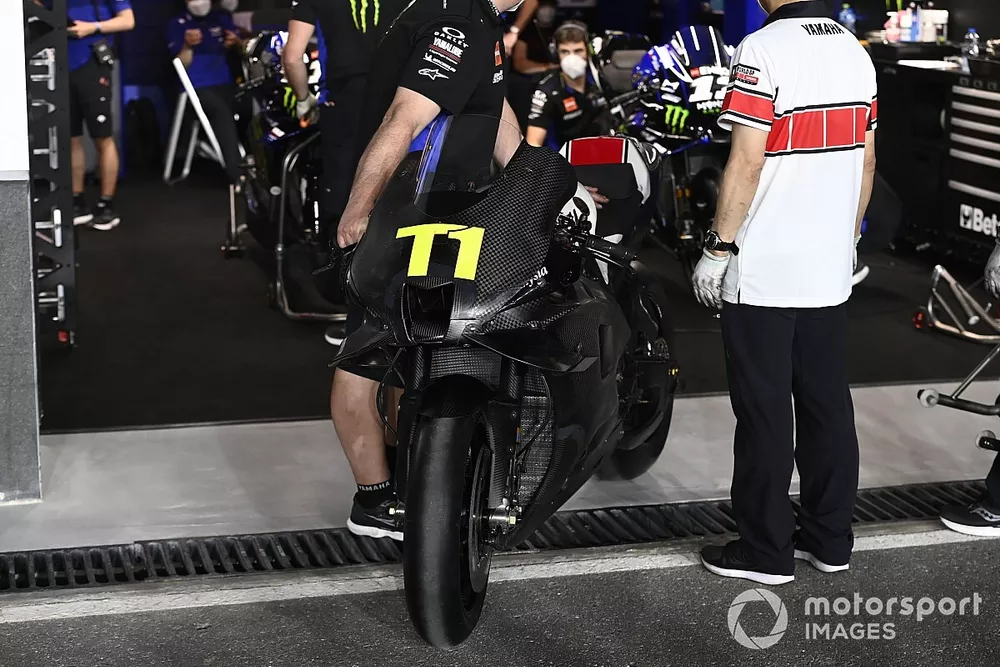 El garaje de Monster Yamaha con la moto de pruebas tra&iacute;da