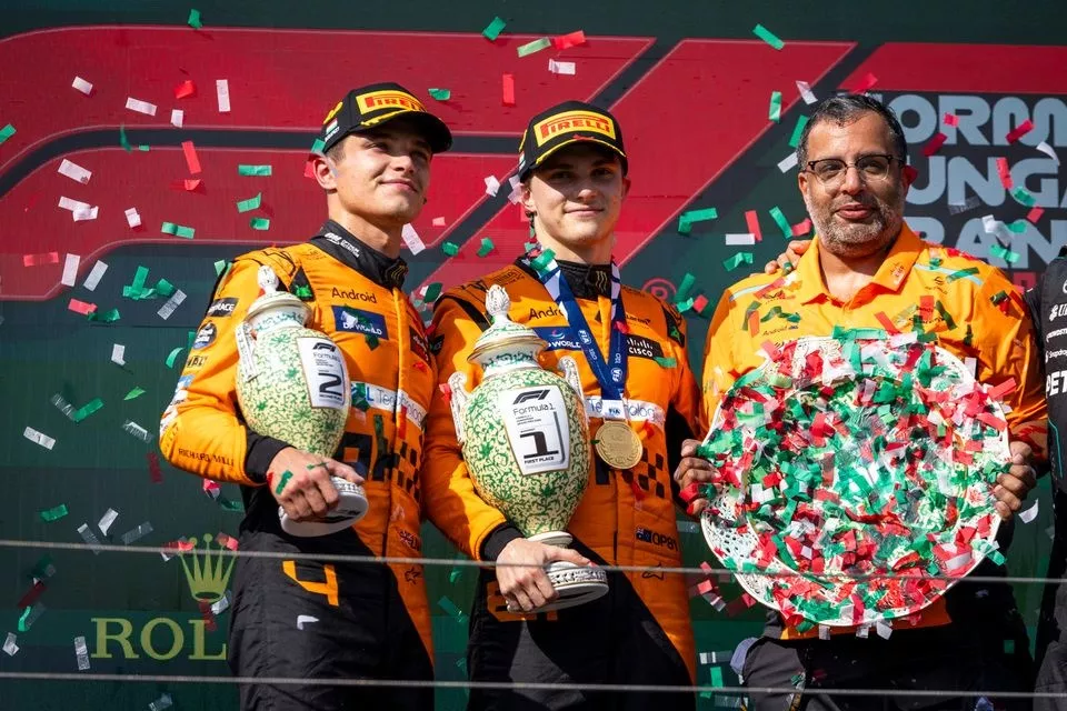 Podio: segundo Lando Norris, McLaren F1 Team, ganador Oscar Piastri, McLaren F1 Team