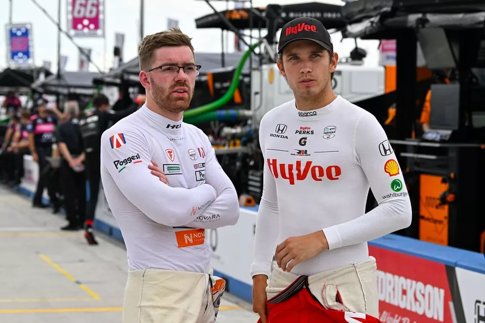 Christian Lundgaard, Rahal Letterman Lanigan Racing Honda praat met IndyNXT-coureur Louis Foster