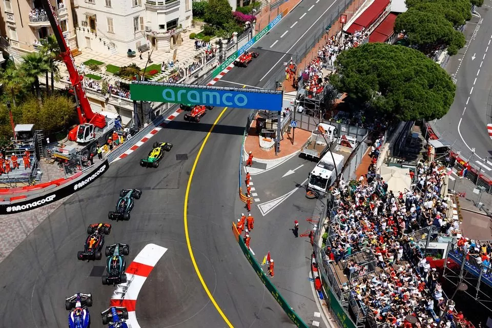 Charles Leclerc, Ferrari SF-24, Oscar Piastri, McLaren MCL38, Carlos Sainz, Ferrari SF-24, Lando Norris, McLaren MCL38, the rest of the field at the start