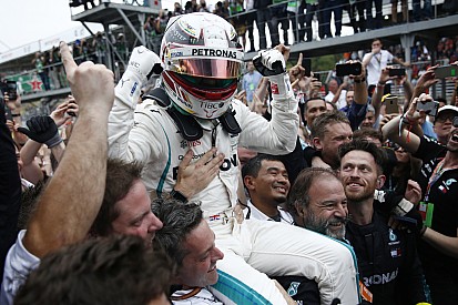 Hamilton “não ficou surpreso” com toque de Ocon e Verstappen
