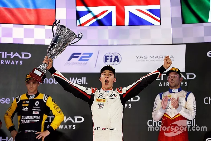 George Russell, ART Grand Prix, viert met Artem Markelov, RUSSIAN TIME, en Luca Ghiotto, Campos Racing, feest op het podium