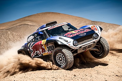 Sainz sufre nuevos problemas, pero se cuela en el top 10