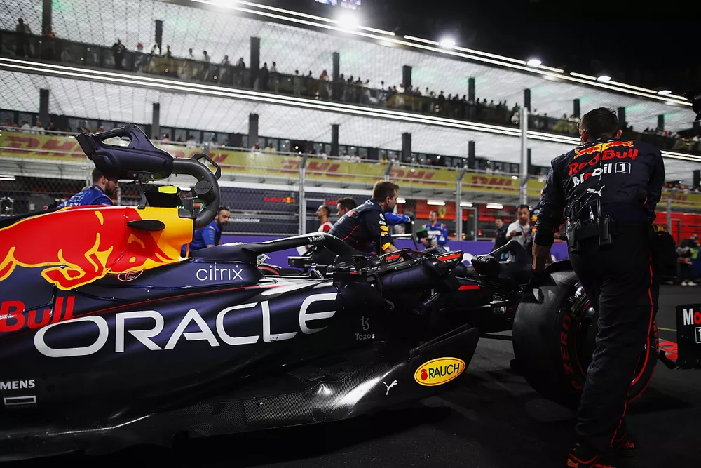 Los mecánicos llevan a Sergio Pérez, Red Bull Racing RB18