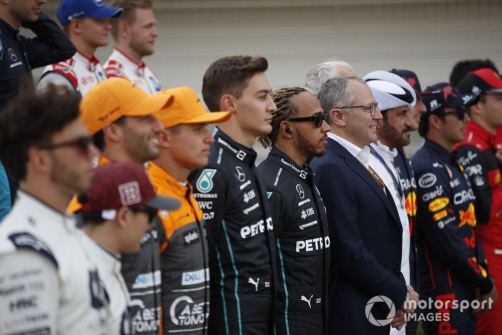 George Russell, Mercedes-AMG Lewis Hamilton, Mercedes-AMG Stefano Domenicali, Presidente, F&oacute;rmula 1 
