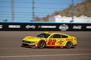 Joey Logano supera a su compañero de equipo y se proclama tricampeón de NASCAR