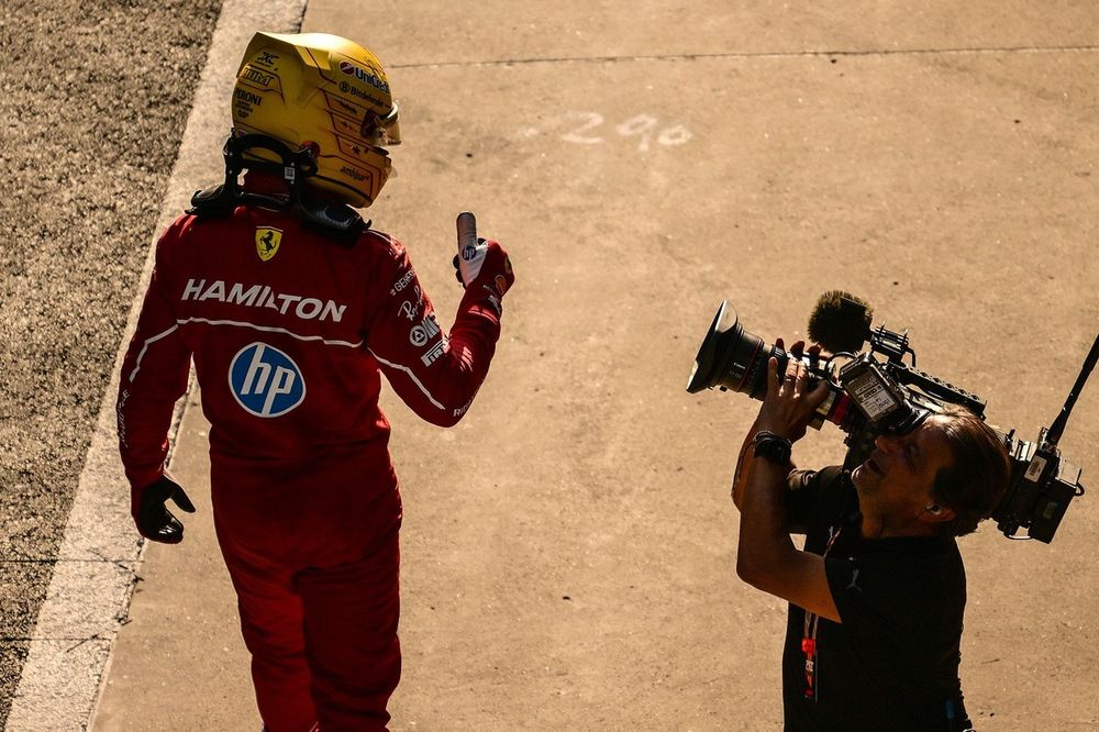 Lewis Hamilton, Ferrari, avec le cameraman Jean-Michel Tibi 