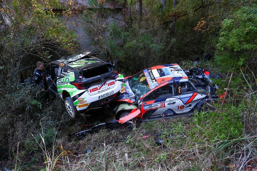 Heikki Kovalainen, Sae Kitagawa, Toyota GR Yaris Rally2, Ott T&auml;nak, Martin J&auml;rveoja, Hyundai World Rally Team Hyundai i20 N Rally1 after the crash