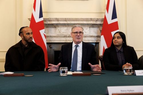 Hamilton promove reforma educacional com o primeiro-ministro do Reino Unido