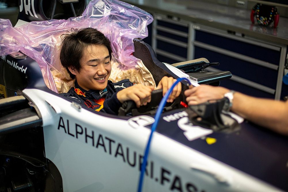 Yuki Tsunoda, Alpha Tauri, seat fitting 