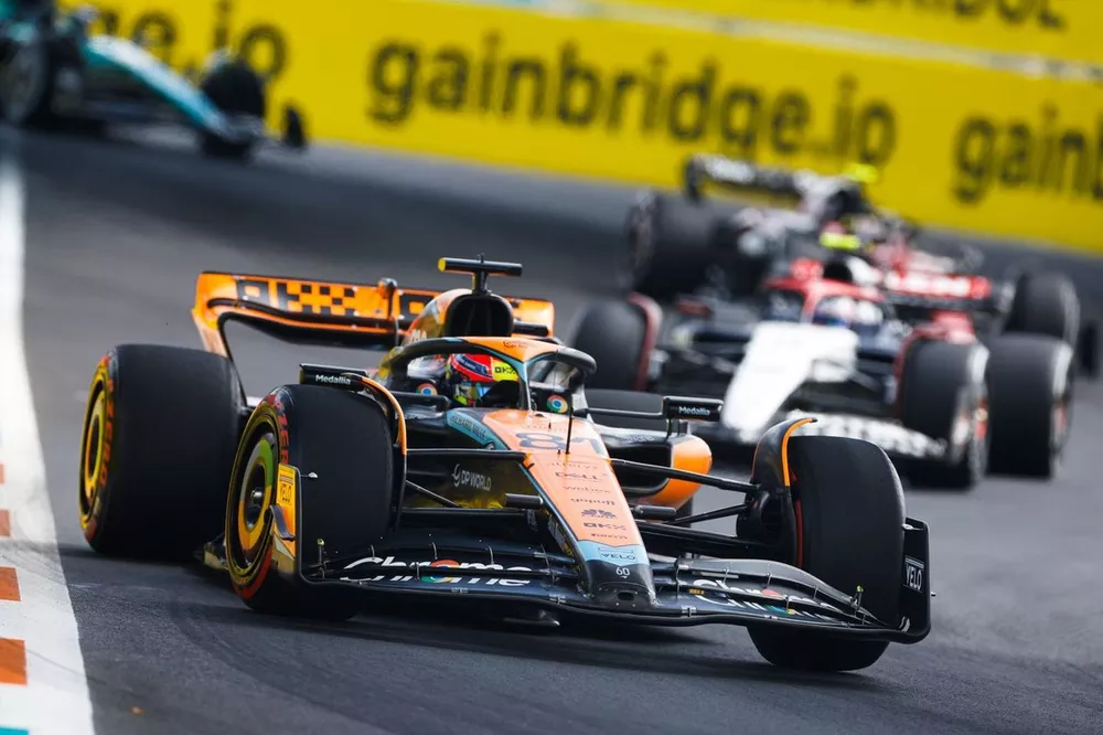 Oscar Piastri, McLaren MCL60, Yuki Tsunoda, AlphaTauri AT04