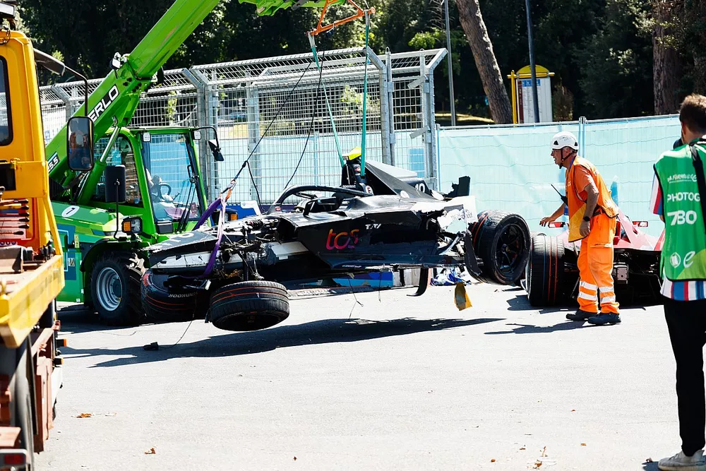 I commissari rimuovono la vettura di Sam Bird, Jaguar Racing, Jaguar I-TYPE 6, con una gru dopo un grosso incidente al 9&deg; giro