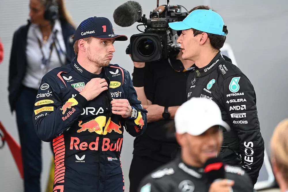Max Verstappen, Red Bull Racing, 1er, George Russell, Mercedes-AMG, 3e, discutent dans le parc ferm&eacute;