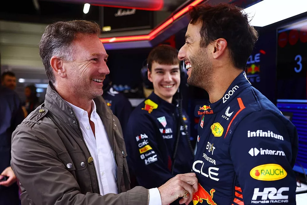 Daniel Ricciardo, Red Bull Racing parla con Christian Horner, Red Bull Racing Team Principal