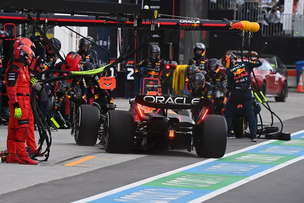 Max Verstappen, Red Bull Racing RB19, hace una parada en boxes