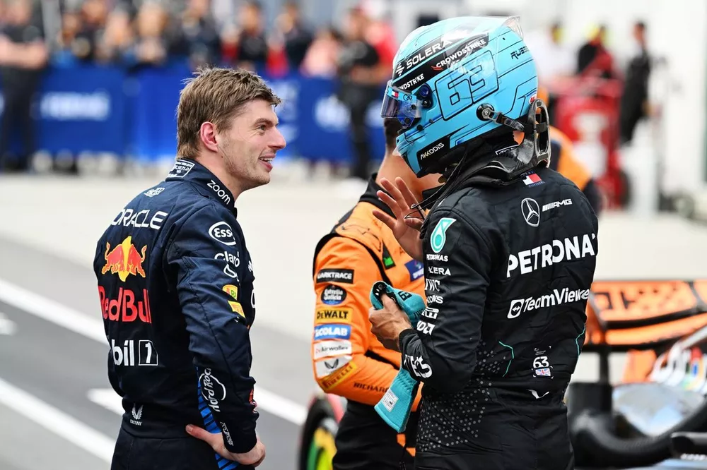 Max Verstappen, Red Bull Racing, le poleman George Russell, Mercedes-AMG F1 Team, dans le parc ferm&eacute;
