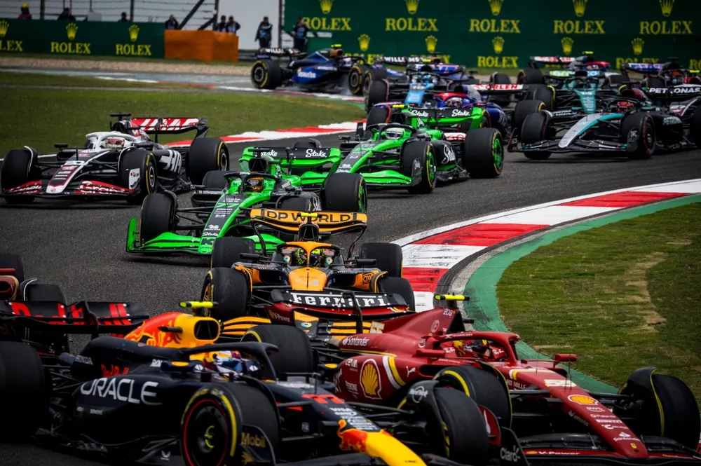 Sergio Perez, Red Bull Racing RB20, devant Carlos Sainz, Ferrari SF-24, Lando Norris, McLaren MCL38, Valtteri Bottas, Kick Sauber F1 Team C44, Kevin Magnussen, Haas VF-24, et le reste du peloton au d&eacute;part du sprint