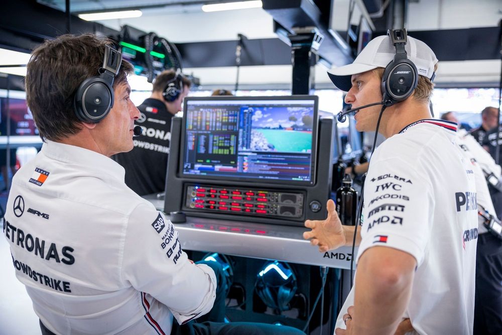 Toto Wolff, Team Principal y CEO de Mercedes-AMG F1, con Mick Schumacher, piloto reserva