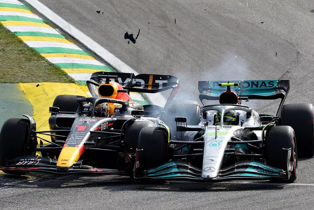 Max Verstappen, Red Bull Racing RB18, choca con Lewis Hamilton, Mercedes W13