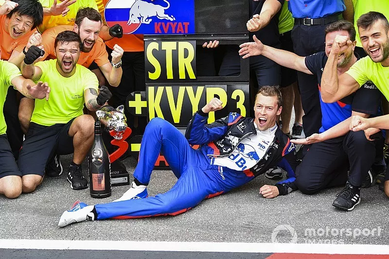 Daniil Kvyat, Toro Rosso, 3e plaats, viert feest met het team