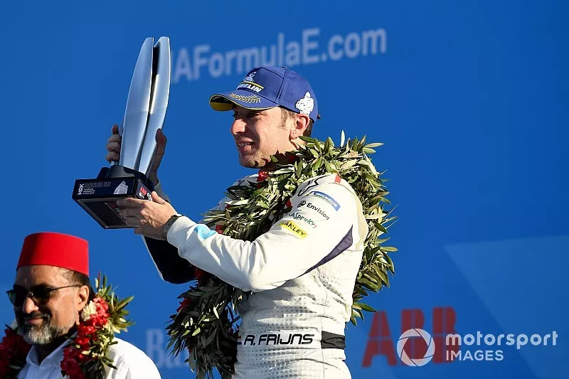 Robin Frijns, Envision Virgin Racing, sur le podium avec un troph&eacute;e