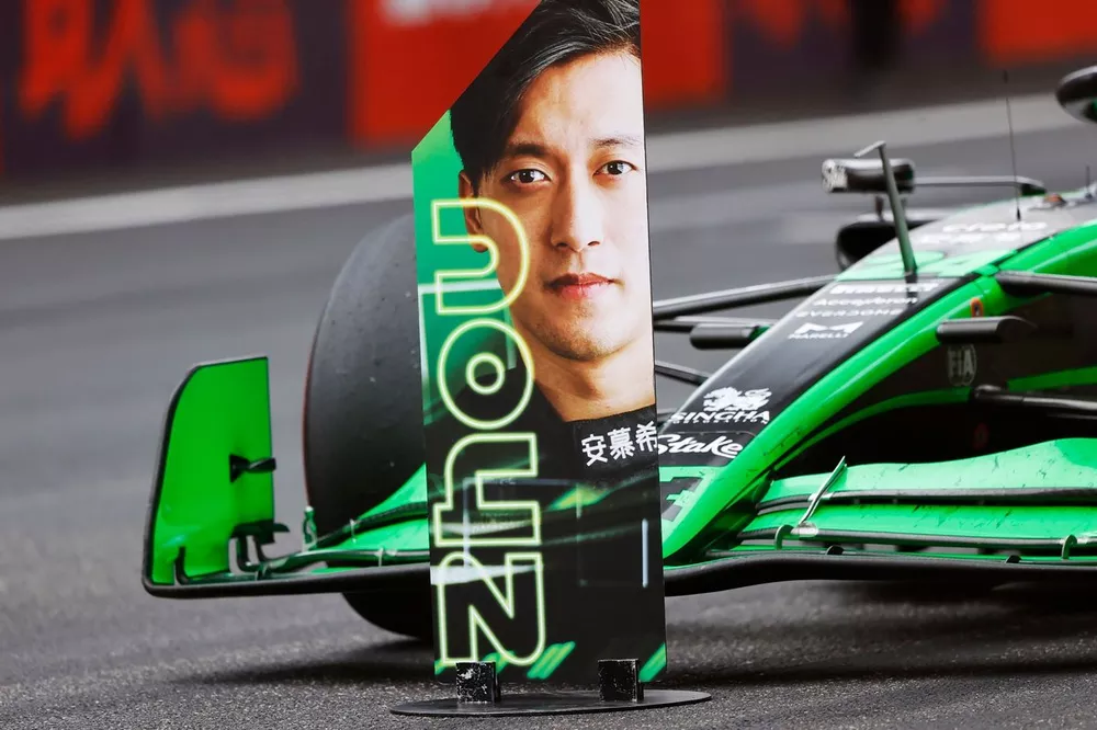Zhou Guanyu, Stake F1 Team Kick Sauber, en la parrilla tras la carrera