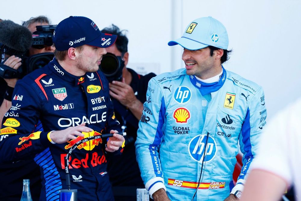 Ganador de la pole Max Verstappen, Red Bull Racing, Carlos Sainz, Scuderia Ferrari, en el Parc Ferme tras la clasificaci&oacute;n