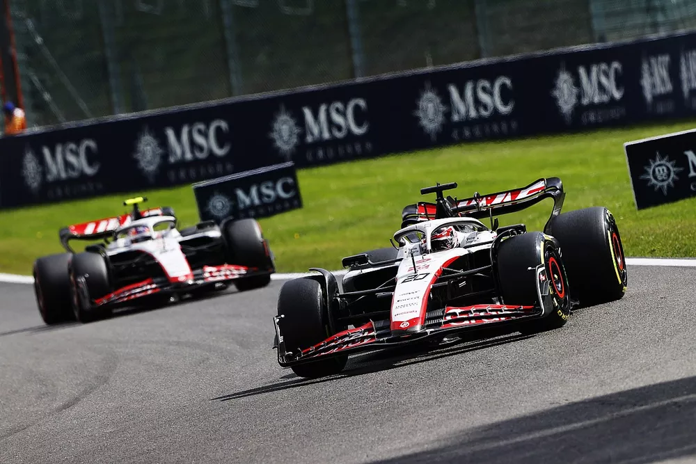 Kevin Magnussen, Haas VF-23, devant Nico Hulkenberg, Haas VF-23